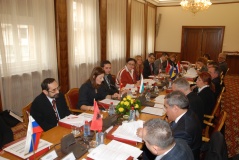 12. фебруар 2013. Учесници Осмог састанака Радне групе за унапређење парламентарне димензије ПС ЈИЕ у Скопљу